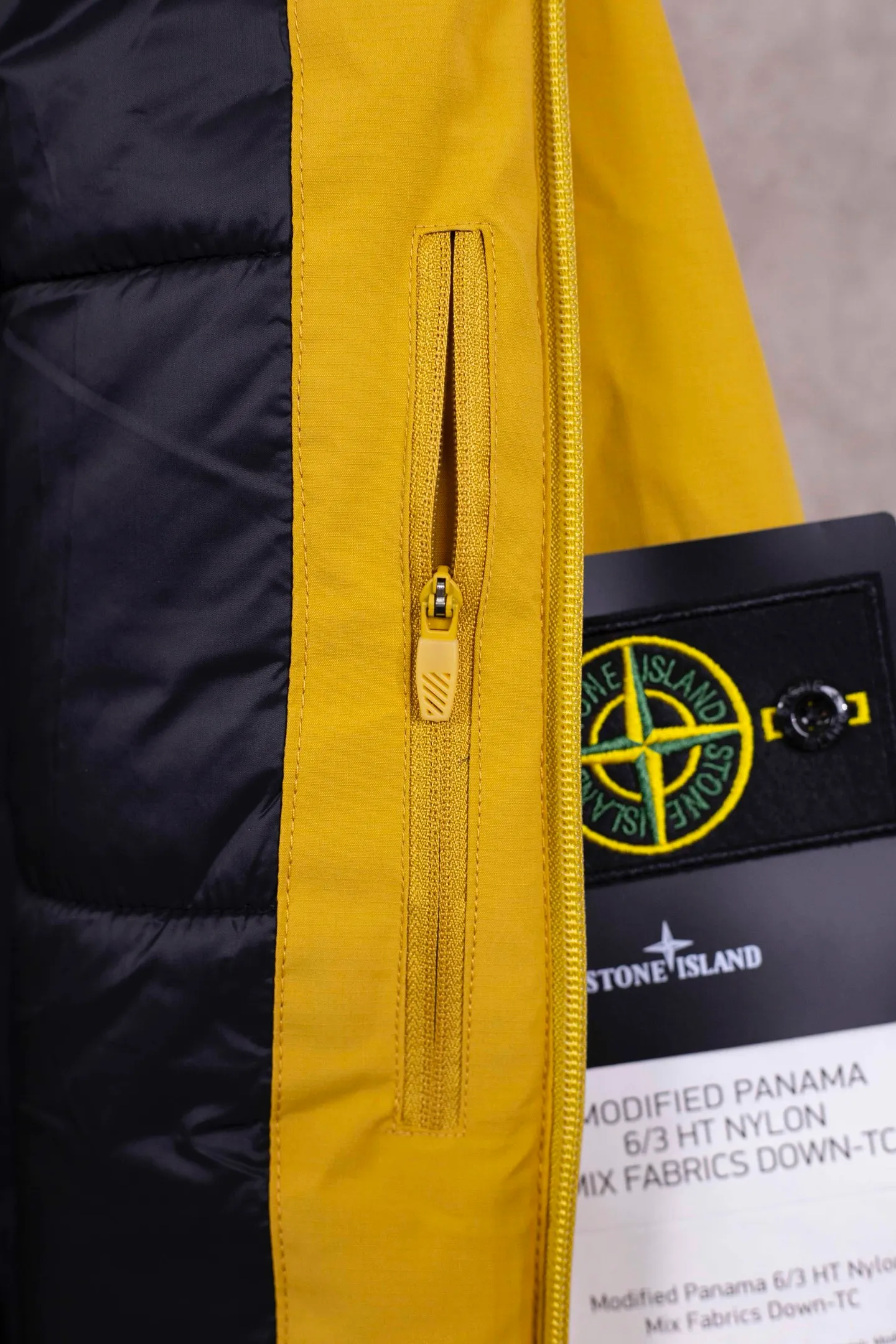 P390 Stone lsland/Stone Island new winter windproof, waterproof and warm hooded cotton jacket Size: M-3XL Color: mustard yellow carbon black beige brown olive green Enjoy the big-brand outdoor warmth experience at an affordable price! Each of the four colors has its own characteristics, and they continue the same outdoor functional design of Kolon: hooded and windproof, multiple pockets are practical, and the fabric has excellent warmth and wind resistance. With high cost performance, it brings a wearing experience that is not inferior to that of big brands. This winter, it is the right choice.